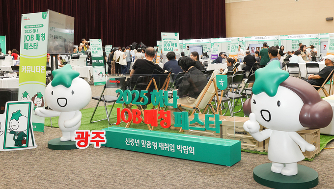 하나금융그룹은 지난 19일 광주 김대중컨벤션센터에서 2025년 제3차 '하나 JOB 매칭 페스타'를 개최했다. 페스타에 참여한 구직자들이 강연을 청취하기 위해 자리 잡고 있다. 