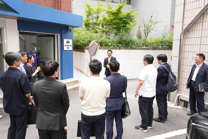 구재이 한국세무사회장이 마을세무사위원들에게 별관 공유오피스에 대해 안내하고 있다. 