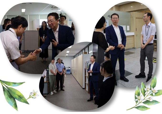 안형태 신임 마포세무서장이 각과 직원들과 인사를 나누고 있다<사진=마포세무서>.