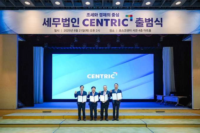 왼쪽부터 마숙룡 세무1그룹 대표, 안만식·한승희 CEO·회장, 강승윤 세무2그룹 대표가 서명식 후 기념촬영을 하고 있다. 