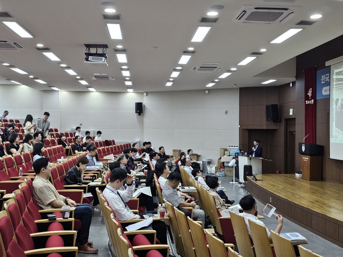 제3기 세무사 전문분야포럼에 참여한 세무사들이 최우수사례 발표를 듣고 있다.