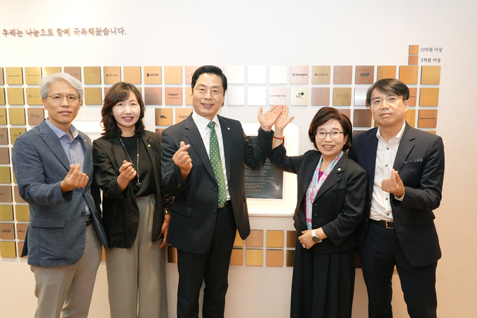 고액 기부자 동판 앞에서 세무사회 임원들이 나눔 문화 선도를 다짐하고 있다<왼쪽부터 이동기·천혜영 부회장, 구재이 회장, 김겸순 사회공헌위원장, 정진 세무사>. 