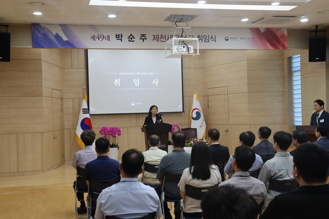 박순주 제천세무서장이 취임사를 하고 있다.