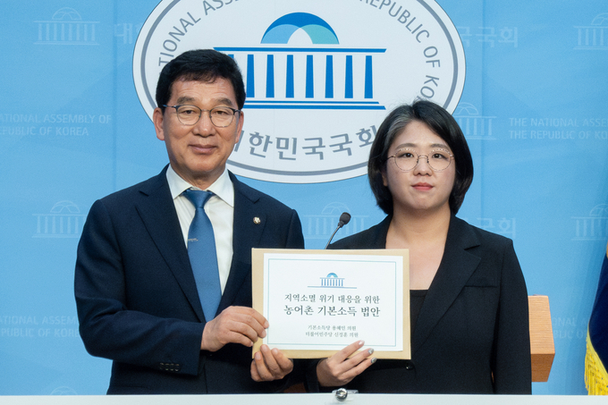 왼쪽부터 신정훈 더불어민주당 의원과 용혜인 기본소득당 의원<사진=용혜인 의원실>.
