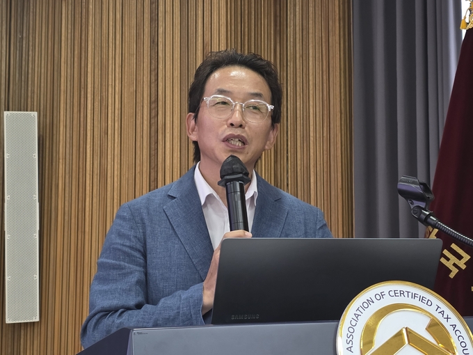 손창용 세무사가 강의를 하고 있다. 