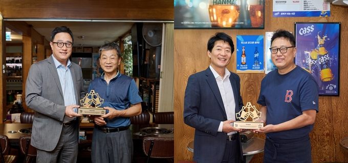 <왼쪽부터> 오비맥주 구자범 수석부사장<좌>과 서울 강남구 삼성동 ‘의정부부대찌개’ 김태문 사장, 오비맥주 김병훈 영업 부사장<좌>과 서울 강남구 논현동 ‘이모네왕곱창’ 김대중 사장 등이 각각 감사패 수여식을 갖고 기념촬영을 하고 있다.