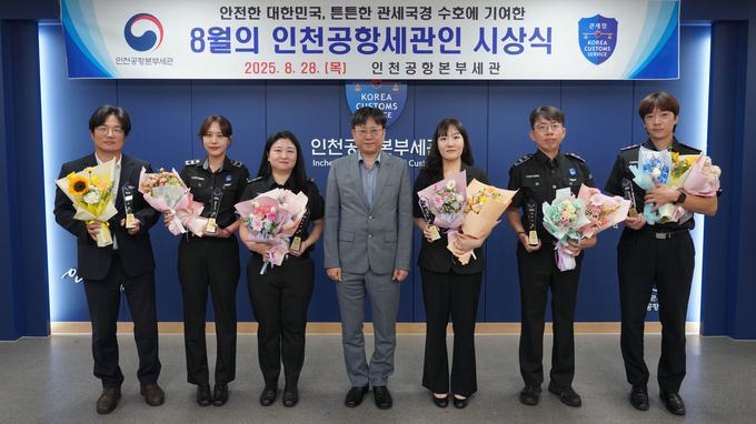 (왼쪽부터) 박상철·박소영·이숙 주무관, 김종호 인천공항본부세관장, 남수빈·성창렬·김용기 주무관