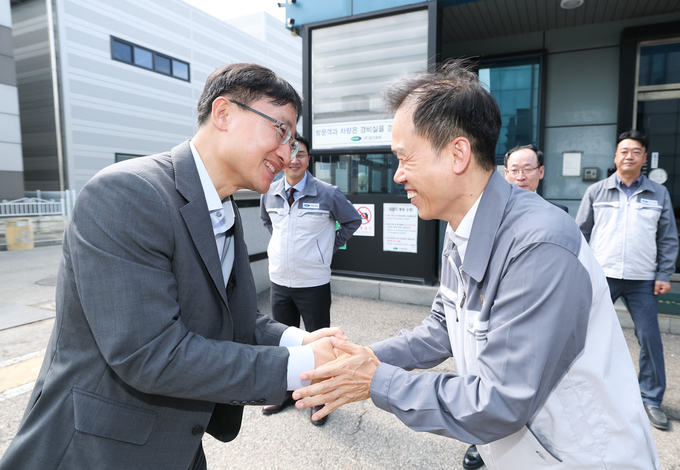 임광현 국세청장(왼쪽)은 29일 ㈜광진화학 생산공장을 방문, 석유화학 중소기업의 애로사항을 청취했다.<사진=국세청>