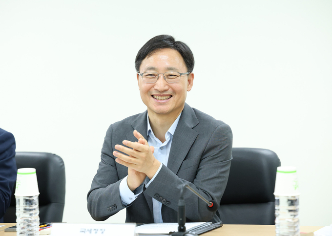임광현 국세청장이 시화산단 입주기업 대표들과의 간담회에서 환담하고 있다.<사진=국세청>
