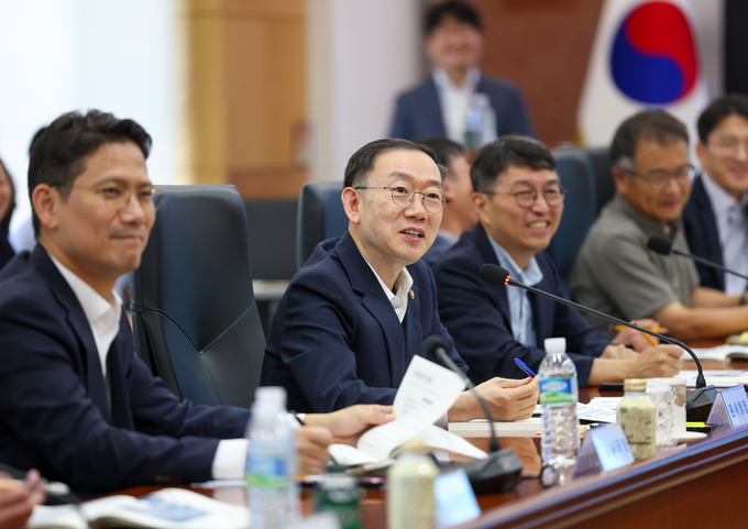 이명구 관세청장<왼쪽 두번째>이 2일 서울본부세관에서 열린 전국 관세조사 관계관 회의에서 모두발언하고 있다. <자료=관세청>