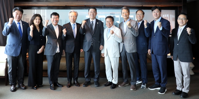 한국중견기업연합회는 지난 2일 63스퀘어에서 김병기 더불어민주당 원내대표 초청 2025년 제3차 중견기업 비즈니스 라운드 테이블(BRT)을 개최했다<사진=중견련>. 