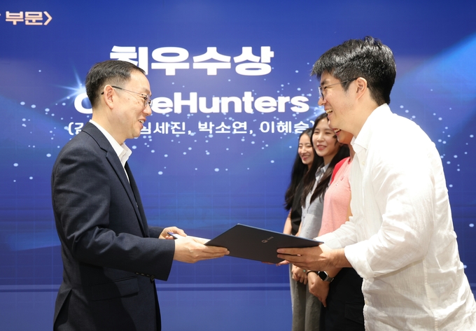 이명구 관세청장<왼쪽>이 2일 서울세관에서 열린 2025년 관세청 공공 데이터 활용 경진대회 시상식에서 수상팀에 시상하고 있다.<사진=관세청>