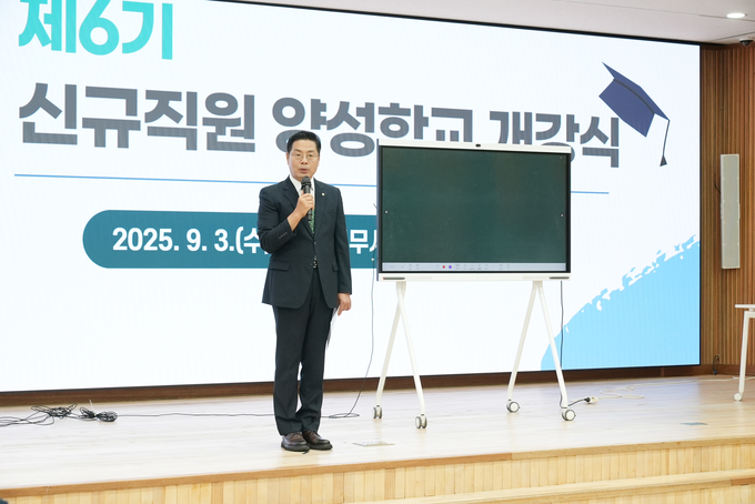 구재이 한국세무사회장이 개강식에서 인사말을 하고 있다. 