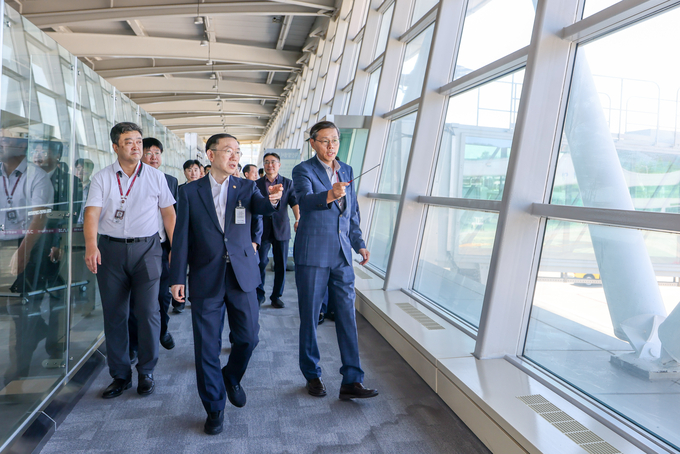 이명구 관세청장이 3일 포항경주공항을 방문해 '2025 경주 APEC 정상회의' 행사 참석자들의 입·출국 편의를 위한 여행자 통관지원 준비 상황을 점검하고 있다. 