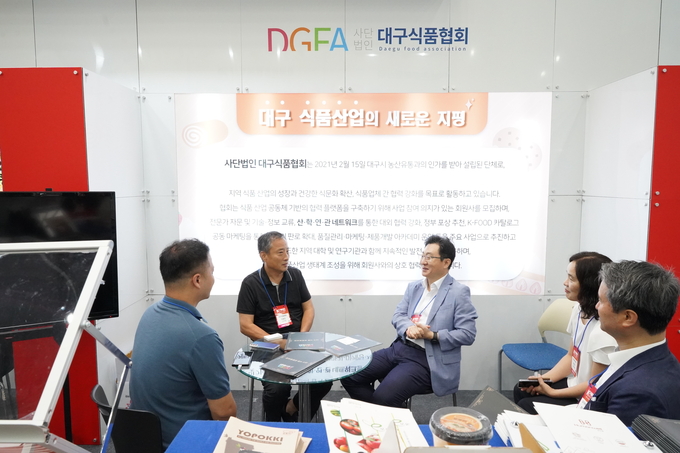 4일 대구국제식품산업전 현장에서 강태일 세관장(가운데)이 관계자들과 애로사항에 대해 의견을 나누고 있다.