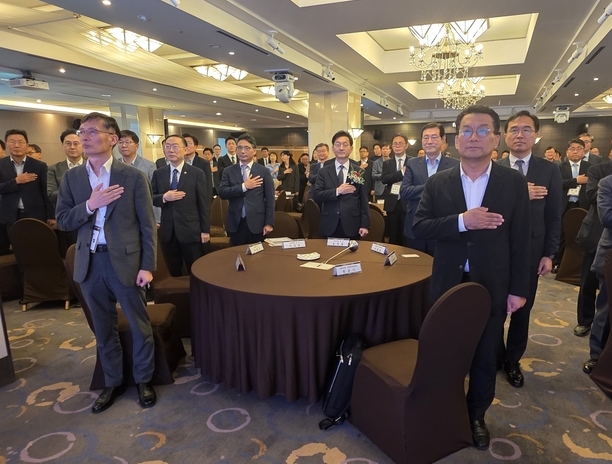 왼쪽부터 박금철 기획재정부 세제실장, 이명구 관세청장, 이상길 조세심판원장, 윤창렬 국무조정실장, 이용섭 전 행정안전부 장관, 한순기 행정안전부 지방재정경제실장, 최재봉 국세청 차장,이 국기에 대한 경례를 하고 있다. 