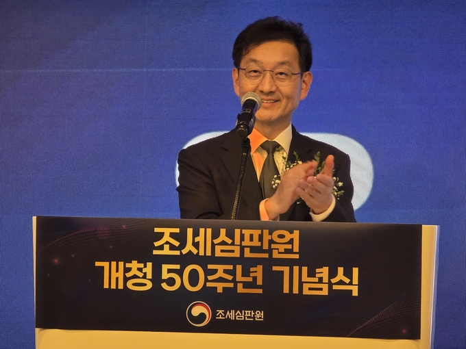 윤창렬 국무조정실장이 지난 50년간 납세자의 권익 보호를 위한 조세심판원의 헌신에 박수를 보내고 있다. 