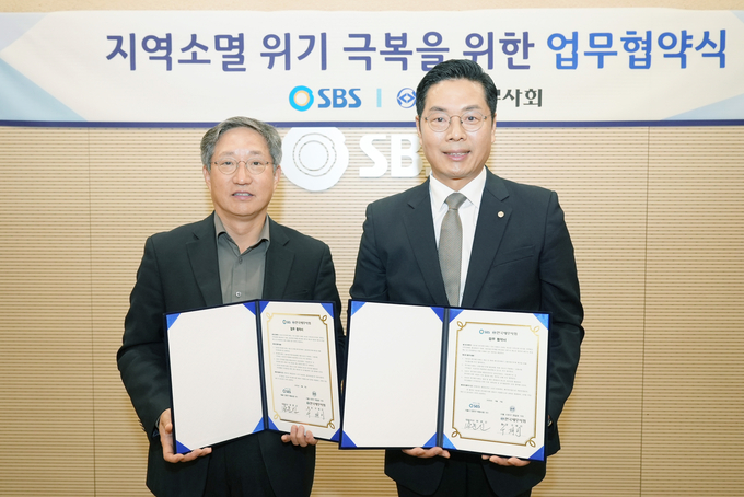 구재이<오른쪽> 한국세무사회장과 방문신 SBS 사장이 협약식을 갖고 있다. 