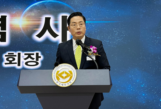 구재이 한국세무사회장이 기념사를 하고 있다. 