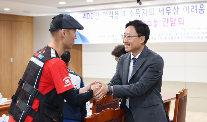 임광현 국세청장이 10일 간담회에 앞서 인적용역소득자단체 대표와 반갑게 악수를 나누고 있다<사진=국세청>. 
