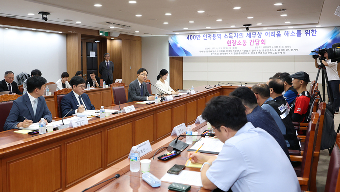 국세청은 10일 임광현 청장 및 간부들과 인적용역소득자단체들이 참석한 가운데 ‘400만 인적용역소득자의 세무상 어려움 해소를 위한 현장소통 간담회’를 가졌다<사진=국세청>.