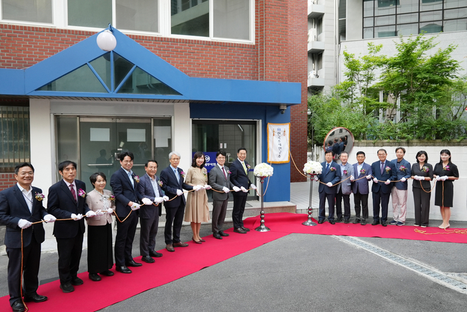 한국조세연구소 제21대 출범식 및 창립 40주년 기념식에서 참석자들이 현판식을 갖고 있다. 