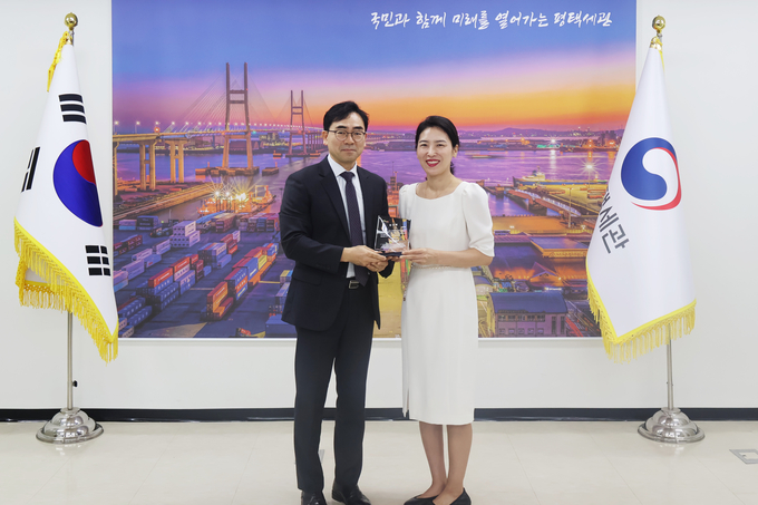 민희 평택세관장(오른쪽)이 박주선 한국수입자동차협회 상무와 기념촬영하고 있다. 