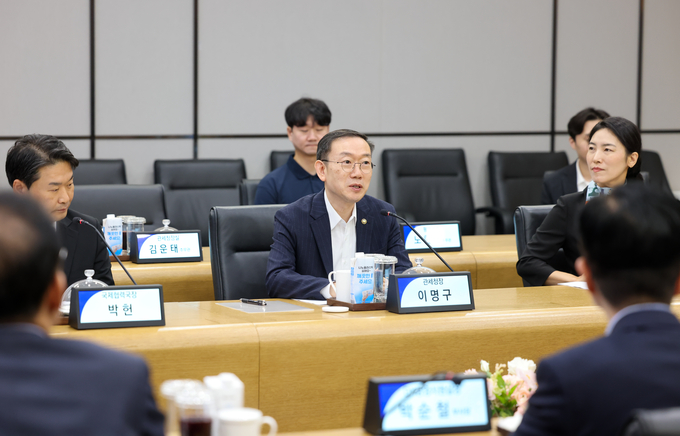 이명구 관세청장<가운데>이 11일 경기도 평택에 소재한 ㈜삼성전자 평택캠퍼스를 방문해 반도체 업계의 대미 수출 지원을 위한 간담회를 개최하고 있다. 