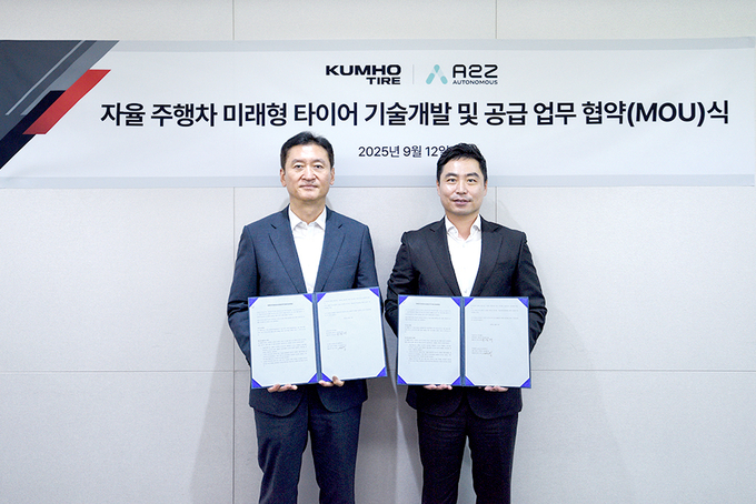 금호타이어 정일택 사장(왼쪽)과 에이투지 한지형 대표가 자율주행차 미래형 타이어 기술개발 및 공급 업무 MOU를 체결했다.