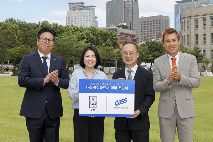 <왼쪽부터> 오비맥주 정병욱 상무, 서혜연 부사장, 대한축구협회 이용수 부회장, 김병지 부회장이 서울 시청 앞 광장에서 공식 파트너 계약을 체결하고 기념촬영을 하고 있다.<사진=오비맥주>