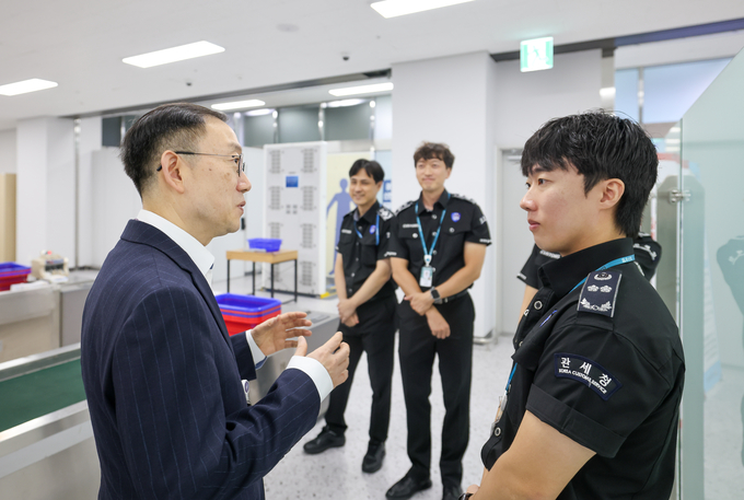 이명구 관세청장<왼쪽>이 16일 대구국제공항을 방문해 현장 직원들의 애로사항을 청취하고 있다.