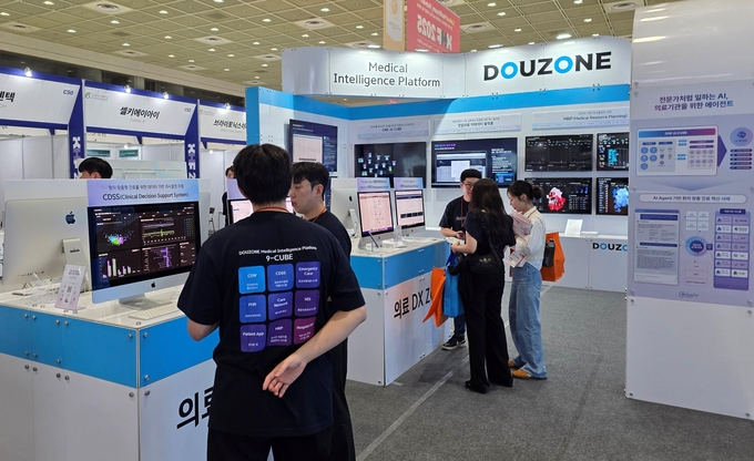 더존비즈온은 서울 코엑스에서 열린 ‘KHF 2025’에서의료 기관의 디지털전환(DX)부터 AI 적용, 정밀의료로 이어지는 전방위적 의료 혁신과 그 방향성을 제시했다.
