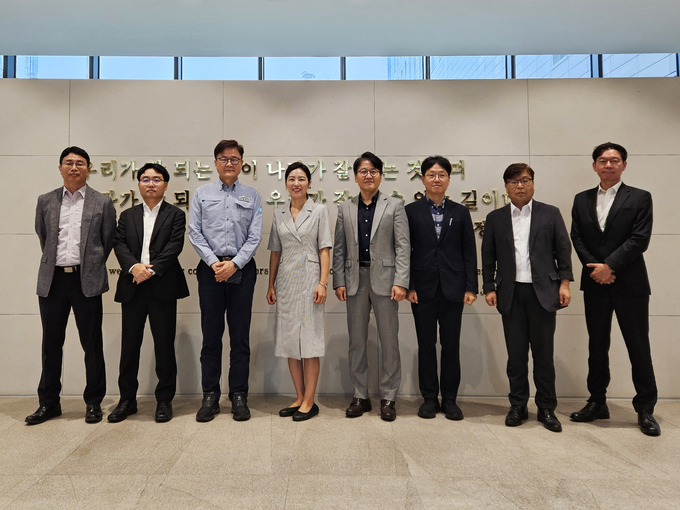 민희 평택세관장(왼쪽 네번째)은 17일 충남 서산시 대산읍에 소재한 HD현대오일뱅크와 HD현대케미칼을 방문해 석유화학업체 애로사항을 청취했다.