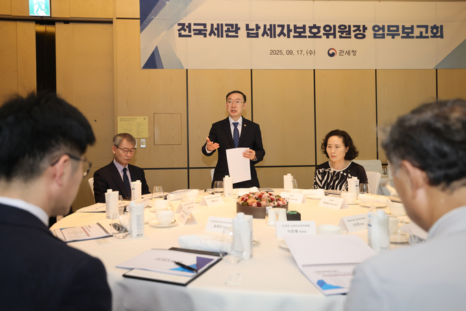 이명구 관세청장<가운데>이 17일 본청 및 전국 6개 본부세관 납세자보호위원장들과의 업무보고회에 앞서 모두 발언하고 있다.<사진=관세청>