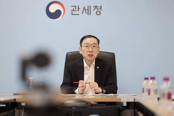 이명구 관세청장이 18일 정부대전청사 관세청 종합상황실에서 전국세관 위험관리회의를 주재하고 있다. <사진=관세청>