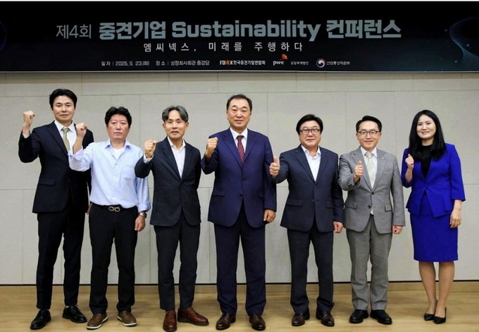제4회 중견기업 Sustainability 콘퍼런스에서 참석자들이 기념 촬영을 하고 있다. 왼쪽부터 최창대 삼일PwC 파트너, 정영현 엠씨넥스 이사, 김재은 산업통상자원부 중견기업정책과장, 민동욱 엠씨넥스 대표, 임동욱 일신하이폴리 대표, 이호준 중견련 상근부회장, 홍지윤 삼일PwC 파트너<사진=삼일PwC>.