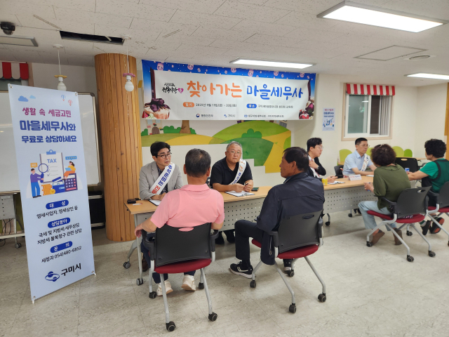 구미지역세무사회는 지난 19일부터 20일까지 구미새마을중앙시장에서 '찾아가는 마을 세무사 무료 세무 상담'을 진행했다. <사진=구미지역세무사회>