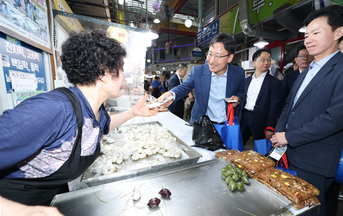 임광현 국세청장이 간부들과 함께 시장에서 송편을 구입하고 있다. 