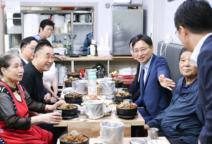 임광현 국세청장과 시장 상인들이 한 식당에서 환담을 나누고 있다. 