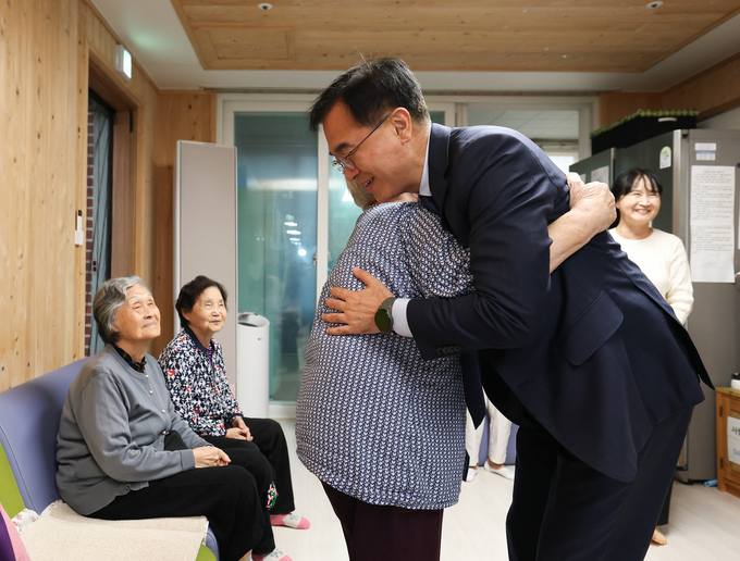 최재봉 국세청 차장이 25일 사랑의 집 양로원을 찾아 무의탁 어르신들과 정겨운 시간을 보내고 있다. 