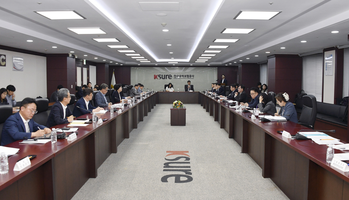 기획재정부는 25일 서울 무역보험공사 11층 대회의실에서 임기근 2차관 주재로 재정구조 혁신 T/F 킥오프 회의를 개최했다.