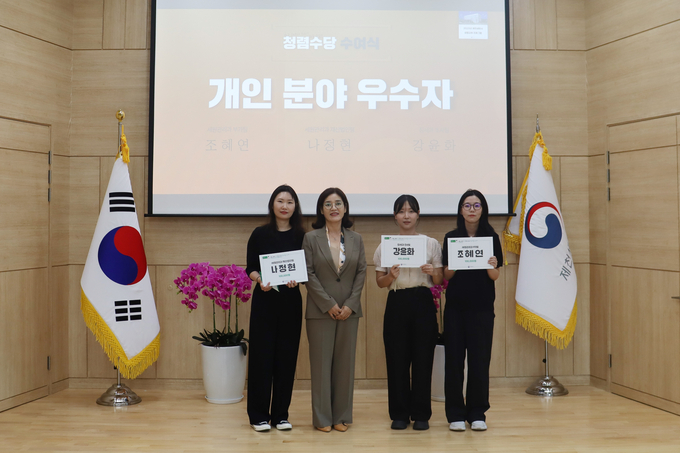 박순주 서장과 개인분야 우수직원들이 사진 촬영하고 있다. 
