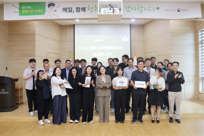 제천세무서 박순주 서장(사진 앞줄 중앙)이 직장내 청렴문화 확산 및 직원간 소통 활성화를 위해 청렴수당 수상자들과 기념촬영하고 있다. 