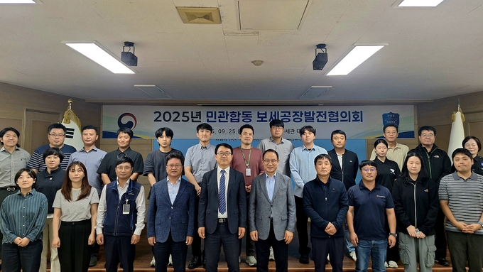 박용주 청주세관장과 보세공장 관계자들이 기념 사진을 촬영하고 있다.
