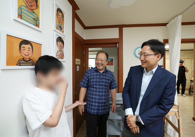 임광현 국세청장이 한 아이와 이야기를 나누고 있다. 