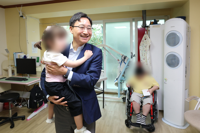 임광현 국세청장이 한 아이를 안아주고 있다. 