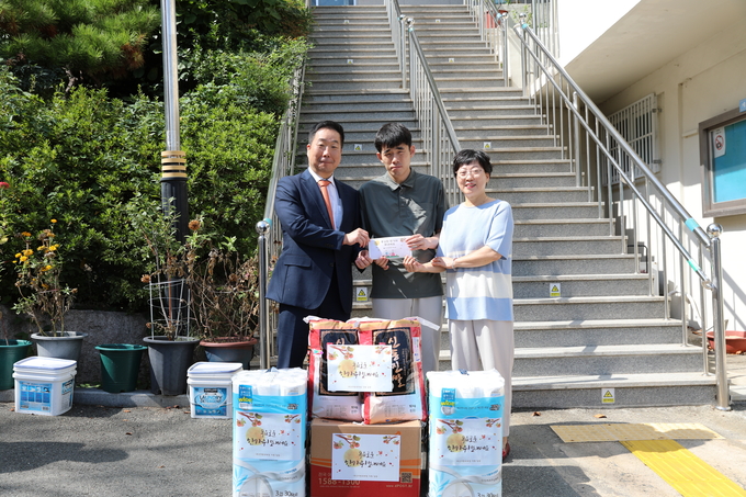 이동운 부산지방국세청장(왼쪽)은 29일 부산 연제구 소재 장애인 거주시설 ‘성우원’을 찾아 성금과 위문품을 전달했다.<사진=부산청>