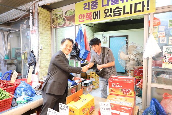 양동훈 대전청장이 29일 대전 중구 태평시장에서 차례용품을 구매하고 있다. 