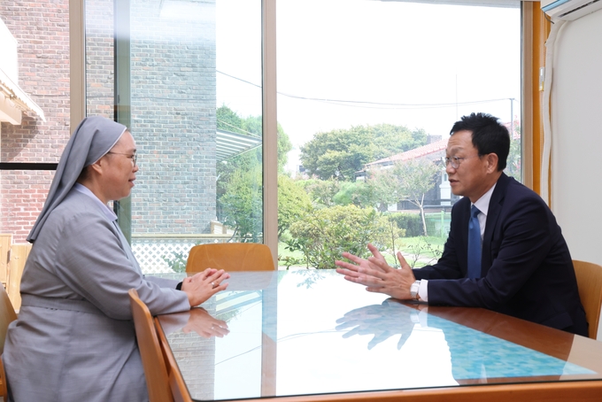 김국현 인천지방국세청장<오른쪽>이 29일 인천광역시 미추홀구에 소재한 해성보육원을 찾아 시설 관계자와 환담하고 있다. 