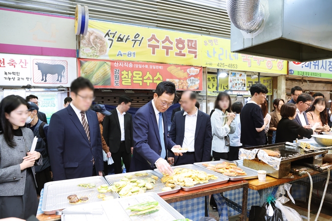  김국현 인천지방국세청장<앞줄 왼쪽 세번째>이 29일 직원들과 석바위시장을 방문해 ‘전통시장 장보기’ 행사를 진행하고 있다. 